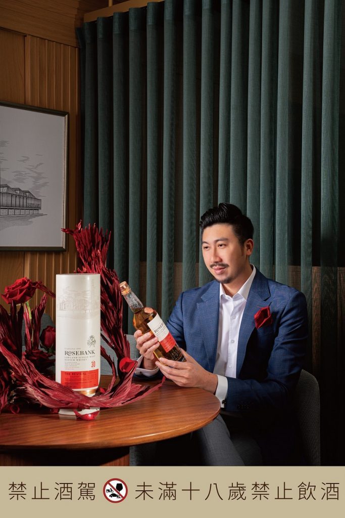 品牌大使暨客戶關係經理Rax強調此版玫瑰特別以原桶強度裝瓶，為亞洲市場喜愛的風味...