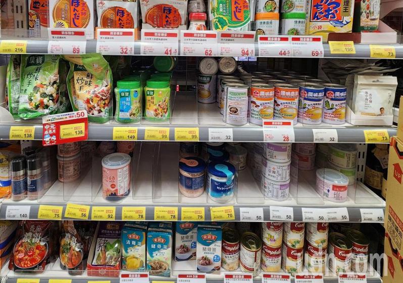 記者走訪超市，南投縣內的全聯門市架上仍有販售各式調味鹽，僅1公斤裝台鹽碘鹽多已售罄。聯合報系資料照／記者賴香珊攝影