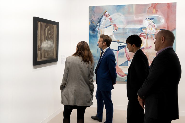 法國總理馬克宏參訪2022年首屆藝+巴黎展。 圖／巴塞爾藝術展提供