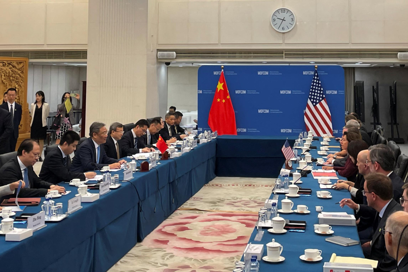 大陸商務部部長王文濤28日上午在北京與美國商務部長雷蒙多舉行會談。（路透）