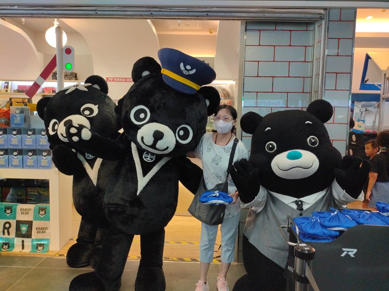 台鐵今天在台鐵夢工場台北旗艦店，舉辦熊讚生日趴快閃活動。圖／台鐵提供