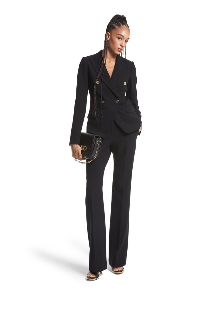 Michael Kors秋冬系列黑色雙排扣西裝外套26,000元與靴型褲21,500元。圖／MICHAEL KORS提供