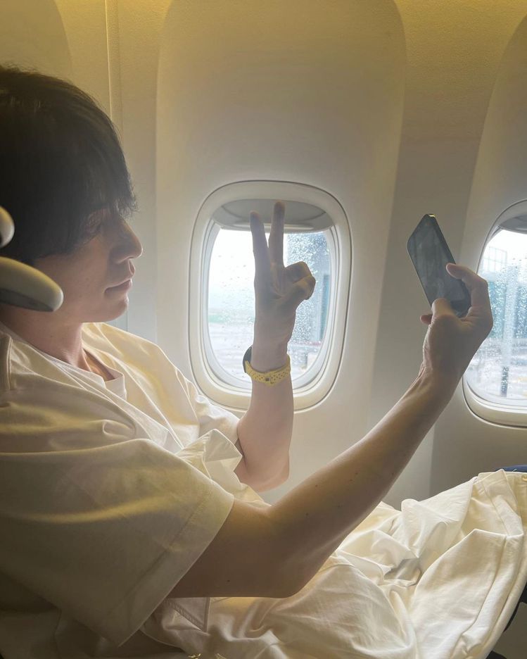 搭飛機前往瑞士時，李棟旭配戴了Sideral系列腕表。圖／摘自instagram