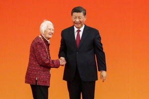在中國出生的人類學家兼教育家伊莎白·柯魯克（左），既是中共建國的觀察者也是參與者。伊莎白於2019年獲大陸國家主席習近平頒授友誼勳章，代表中國給予外國人的最高榮譽。路透