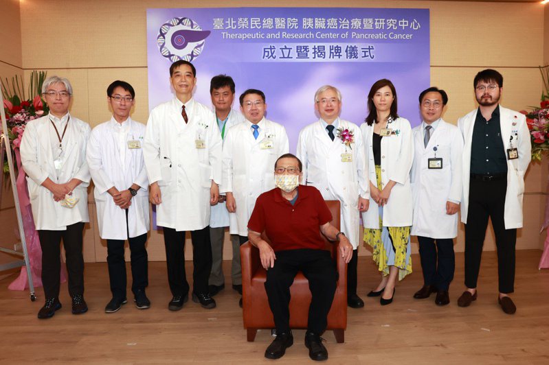 74歲胰臟癌病友李先生（坐）在胰臟癌治療暨研究中心醫療小組，經化療、重粒子及手術治療後，病況改善。記者蘇健忠／攝影