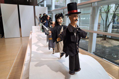 本作品使用台灣傳統偶劇布袋戲和音樂，將殖民近代產業的「製糖」和作為日本領土捲入「...