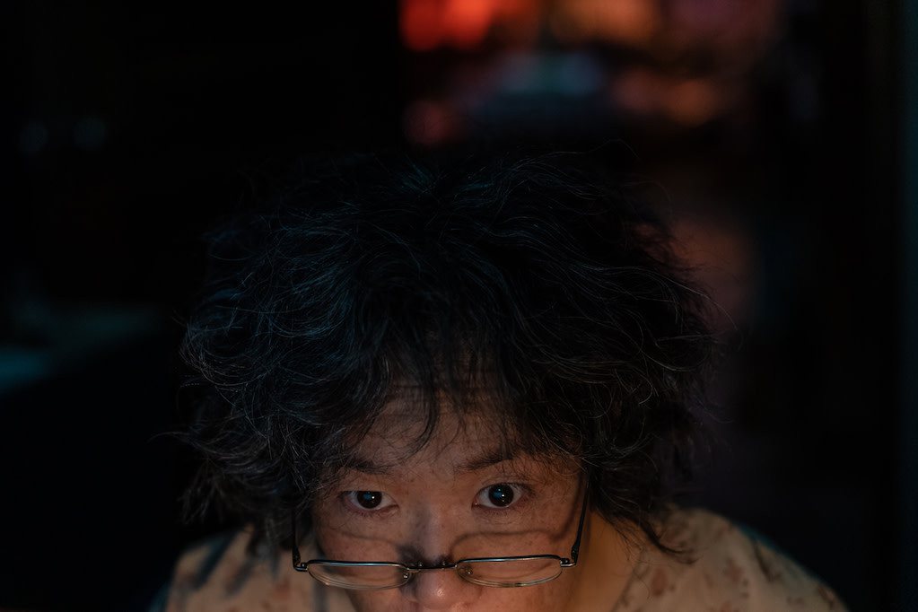 韓國實力派女演員廉惠蘭在《假面女郎》飾演朱悟南的媽媽「金慶子」。圖／Netflix