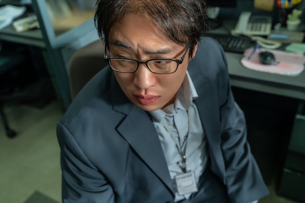 韓國男演員安宰弘突破過往角色形象，在《假面女郎》飾演變態宅男「朱悟南」。圖／Netflix