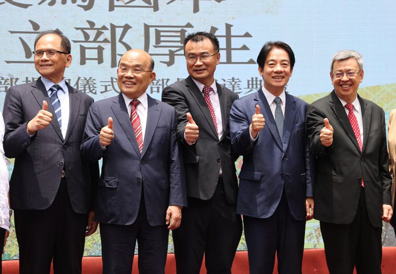 副總統賴清德(右二)本月1日出席農業部揭牌典禮，首任部長為陳吉仲(中)。本報資料照