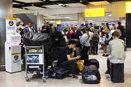 英國航空管制系統遇「技術問題」，針對飛機實施流量限制，500航機取消，其他班機延誤，往返英國的成千上萬旅客滯留倫敦希斯洛機場。路透