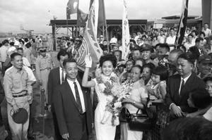 中姐劉秀嫚（中戴花圈者）1962年8月30日返抵台北，圖為下機後步入歡迎群眾，接受各界熱情致意。圖／聯合報系資料照片