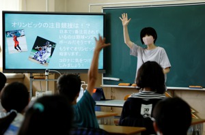 文科省4月公布的調查數據，日本小學老師平均每天在學校待10個小時又45分鐘，加上回家加班，平日的勞動時間超過11個小時。路透