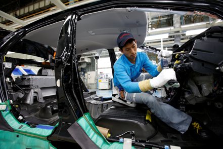日本豐田汽車（Toyota）28日表示，由於電腦系統出包，在日本的14座工廠全面暫停運作，復工時間仍未可知。路透