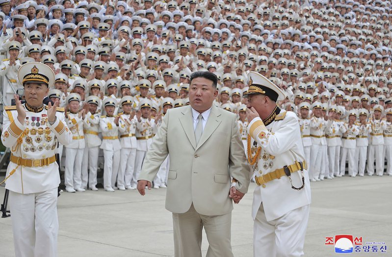 北韓領導人金正恩（中）在海軍節前一日視察海軍司令部，首次用大韓民國的正式名稱稱呼南韓。美聯社
