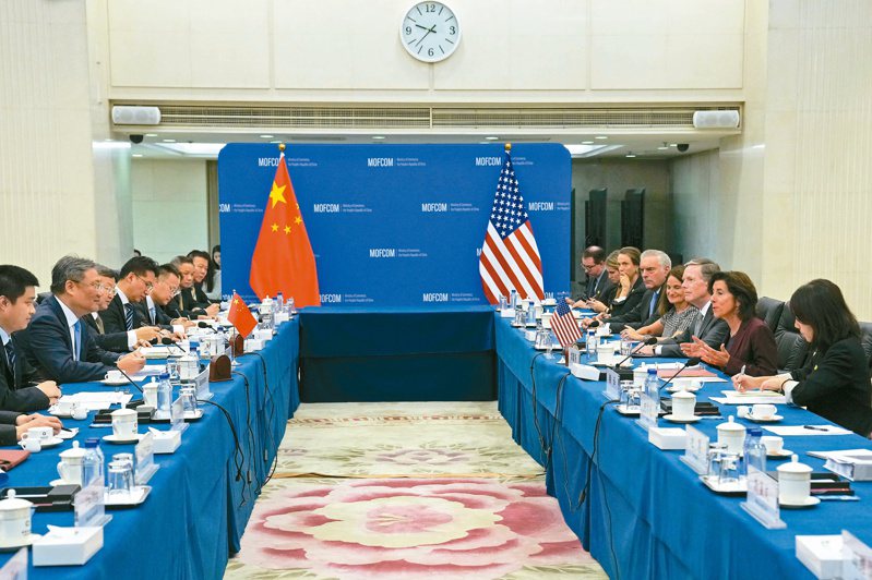 美中商務部長雷蒙多（右二）與王文濤（左二）28日在北京舉行會談。（美聯社）