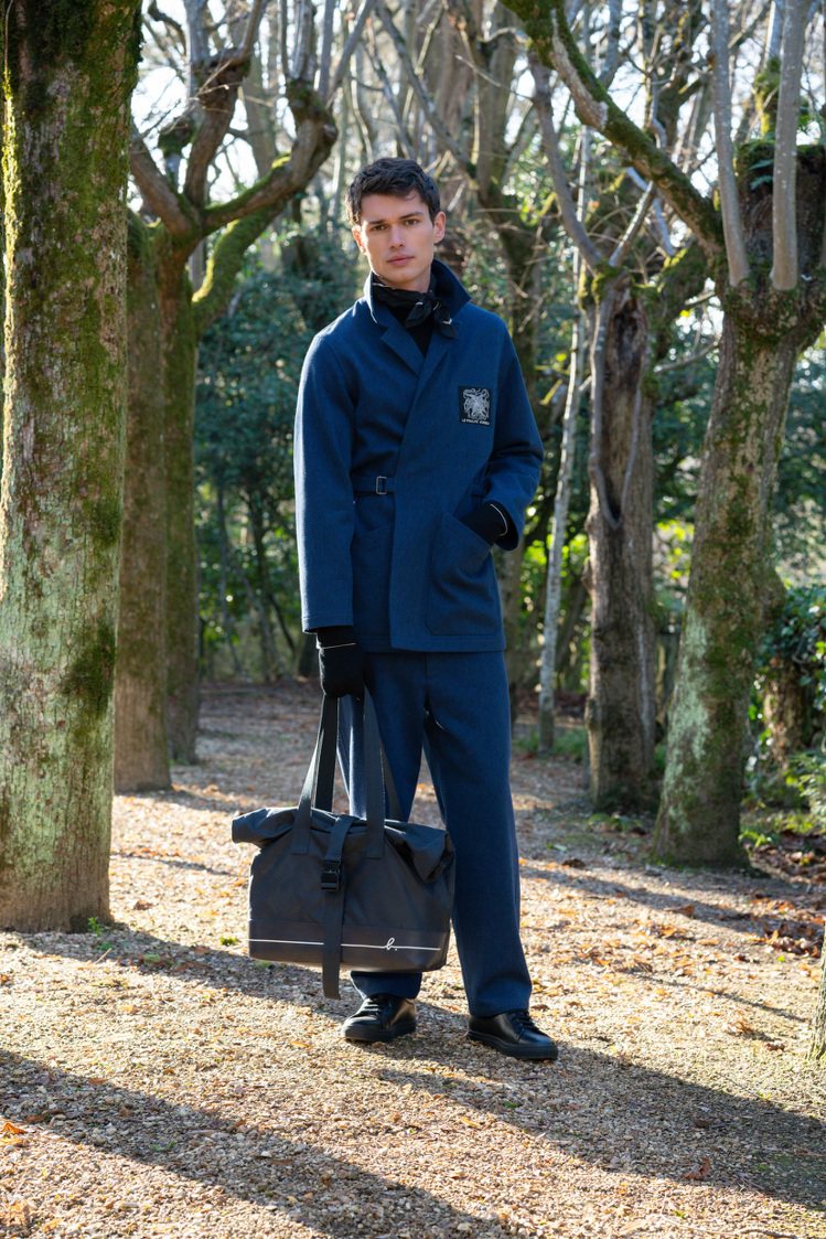 agnès b.秋冬男裝系列可看到海軍藍貫穿工裝系列，設計師採用Oversized寬鬆剪裁，並於外套與褲款設置多口袋。圖／agnès b.提供