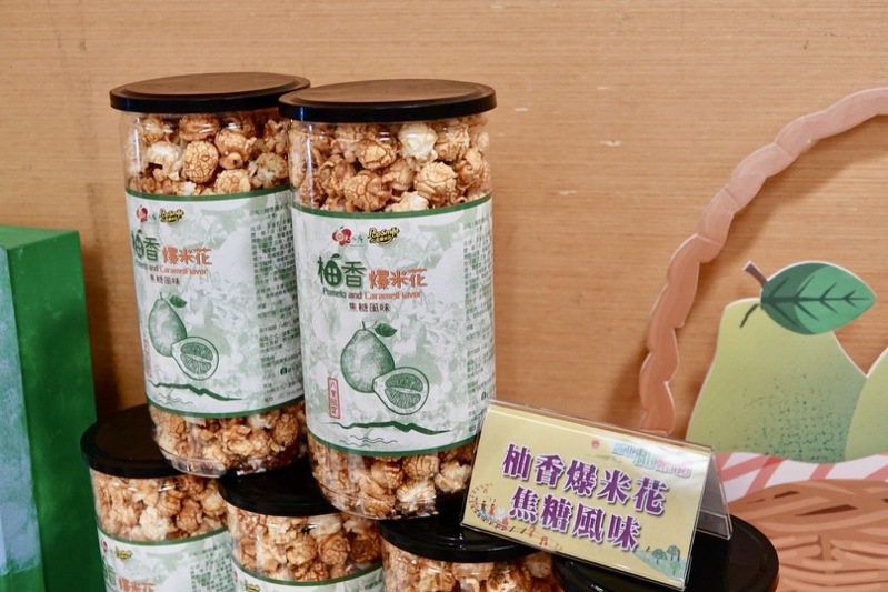 新北市農業局聯合爆米花工廠聯名推出柚香產品。記者李定宇／攝影