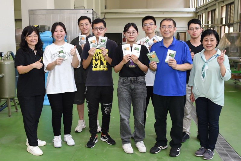 靜宜大學食營系研發「Quick-Eat 蔴薏湯塊」，榮獲「台灣食品產業創新競賽」肯定。圖／靜宜大學提供