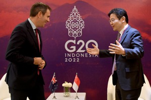 新加坡副總理兼財政部長黃循財是下任總理人選（右），他去年7月在G20峇里島財長與央行總裁會議中，與澳洲國庫長查默斯（左）舉行雙邊會談。路透