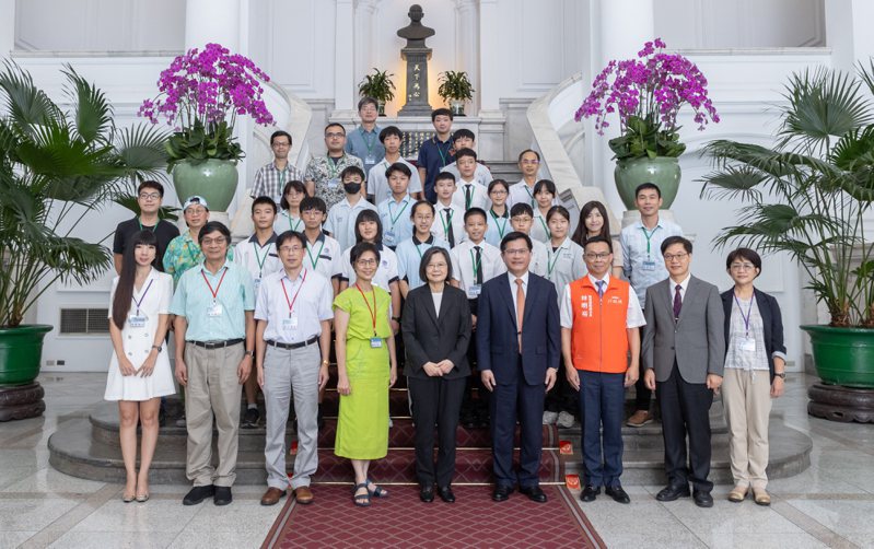 蔡英文總統今天接見中華民國第63屆中小學科學展覽會第一名作者師生。圖／總統府提供