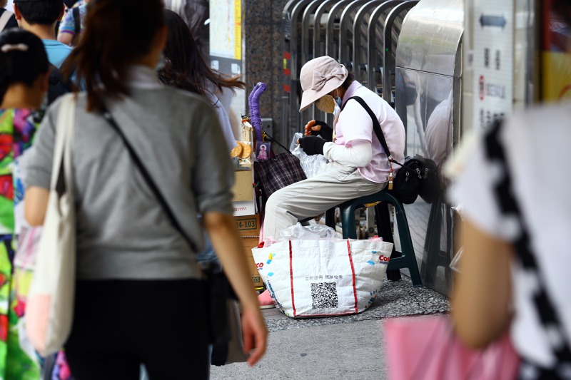 台灣低收入戶人數連10年下降，經濟數據看似愈來愈好，表面上看起來貧窮人口逐年減少，但民眾的「體感」卻不是如此。此為示意圖。記者杜建重／攝影