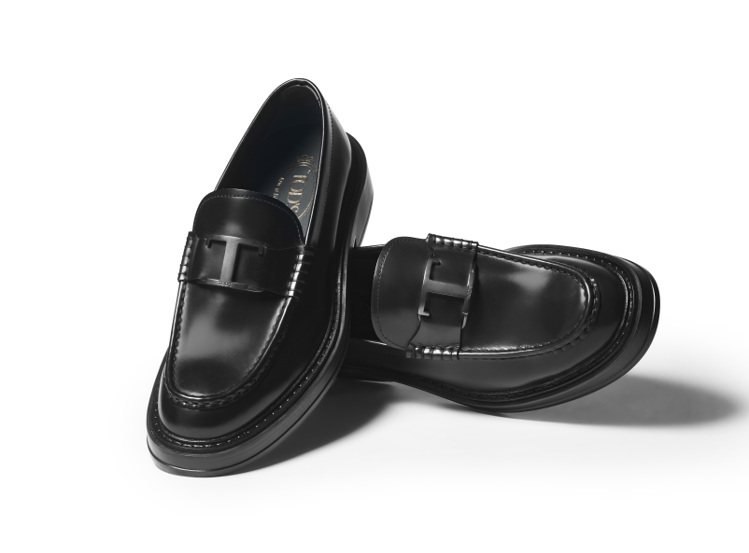 T Timeless黑色樂福鞋，鞋面具有高辨視度的品牌首字母大寫T，遊走於商務、休閒之間。35,900元。圖／TOD'S提供