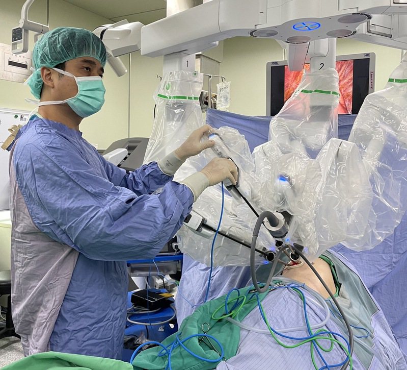 亞洲大學附屬醫院醫療團隊透過達文西手術切除肺腺癌。圖／亞洲大學附屬醫院提供