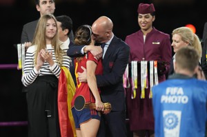 西班牙8月20日在世界盃女子足球賽中首度奪冠，皇家足球協會主席盧比亞雷斯（右四）在頒獎台上對嘴強吻女足球員艾爾莫索，引發熱議。美聯社