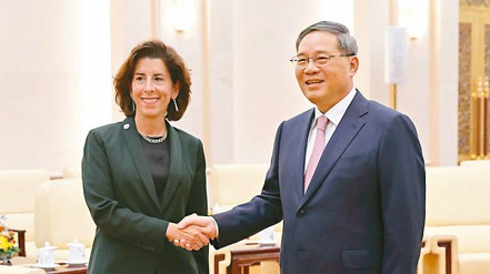 美國商務部長雷蒙多（左）29日在北京與大陸國務院總理李強會面。（中新社）