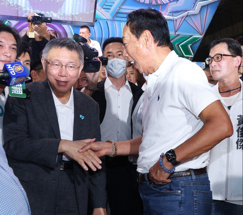 台北市計程車工會昨晚舉辦普度餐會，鴻海創辦人郭台銘（右）與民眾黨總統參選人柯文哲（左）同台，兩人握手致意。記者潘俊宏／攝影