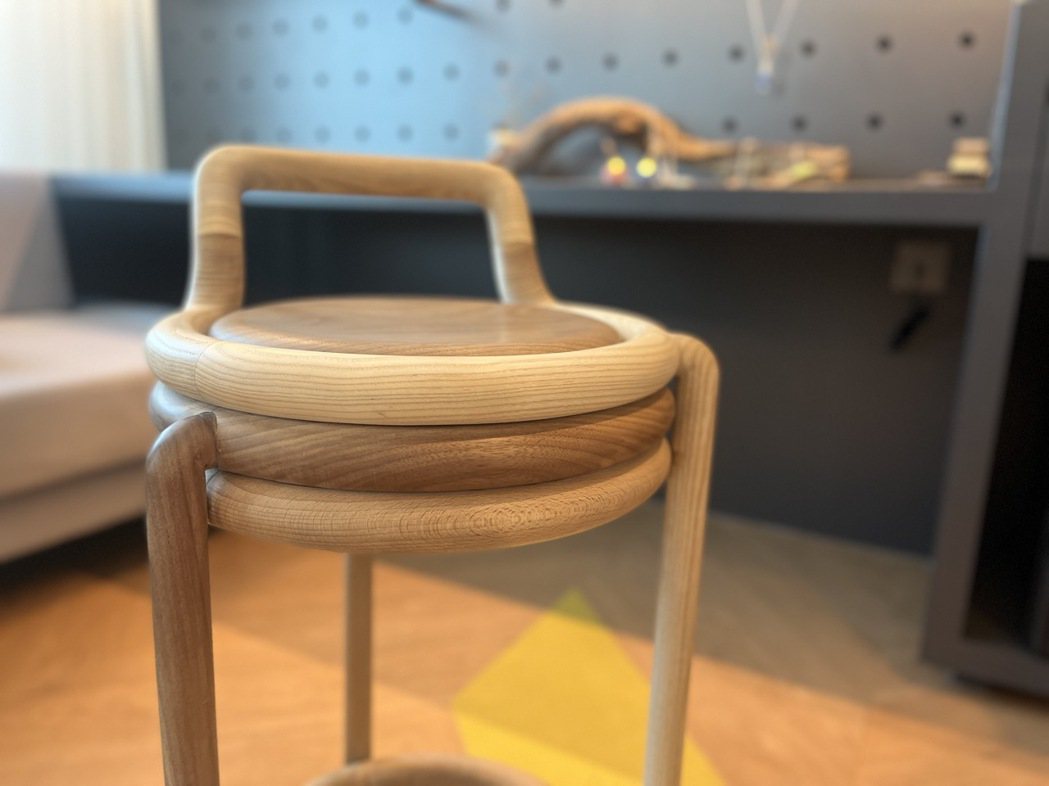 今年初甫參與米蘭設計周，由永興木業與設計師王俊隆共同合作開發的椅凳作品，因參展後...