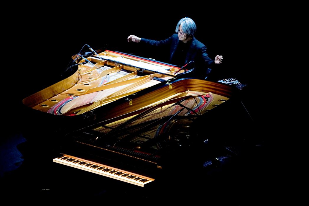 坂本龍一2009年於羅馬音樂會演出。 圖／美聯社
