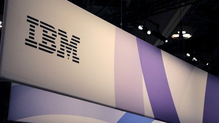 「藍色巨人」IBM挑戰輝達（NVIDIA）AI晶片霸權，發表最新類比人腦造神經網路晶片，效率大增14倍，並大幅降低能耗，業界看好有望改寫全球AI史新頁。 路透
