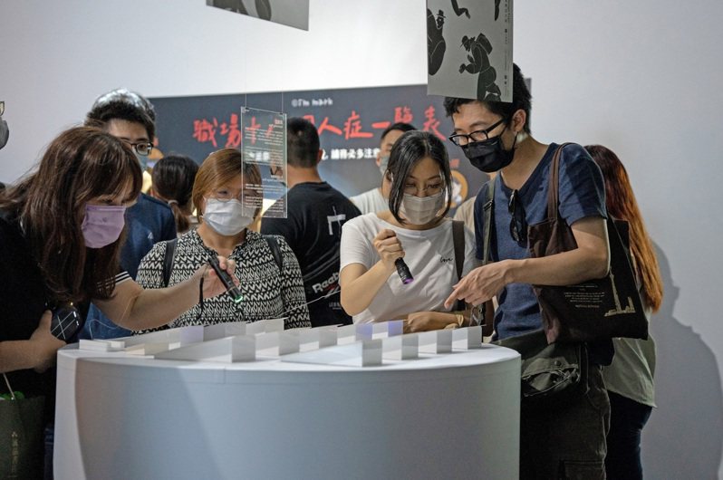 在2022台灣設計展中，手心設計團隊發想的「高雄立」（Kaohsiung Pose）月曆，讓民眾以手電筒探索發現高雄之美，為去年台灣設計展中最熱門的展品之一。（高雄市政府青年局提供）