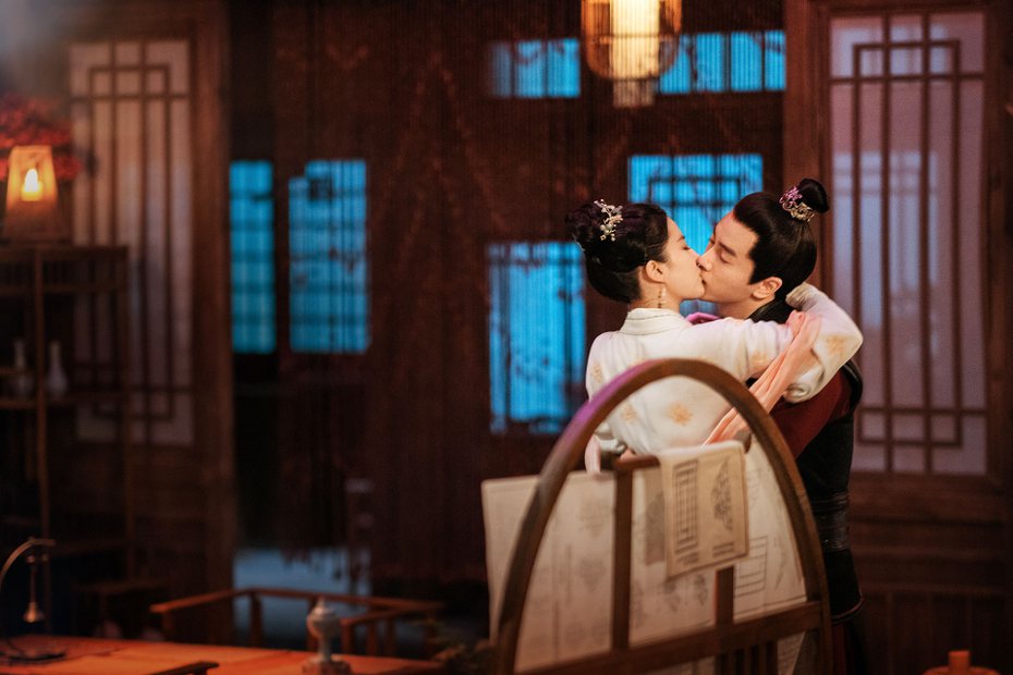 劉亦菲(左)、陳曉在「夢華錄」中的吻戲相當投入。圖／中天娛樂台提供