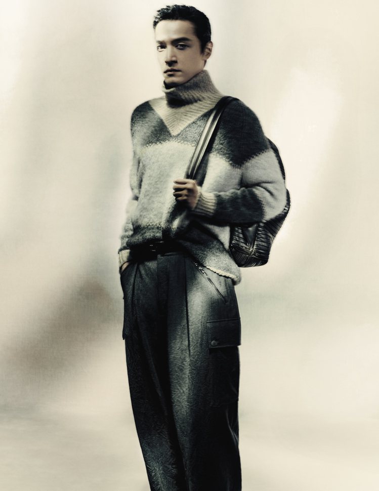 Giorgio Armani秋冬系列形象廣告由攝影師Paolo Roversi掌鏡拍攝，品牌代言人胡歌來演繹。圖／Giorgio Armani提供