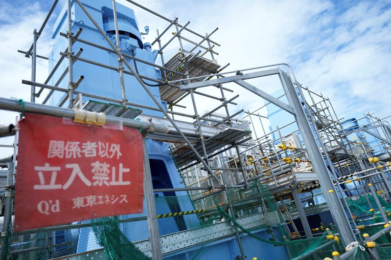 因日本核汙水排海，中日民間、官方關係都受到極大衝擊。圖為福島第一核電廠的海水轉化設施。路透