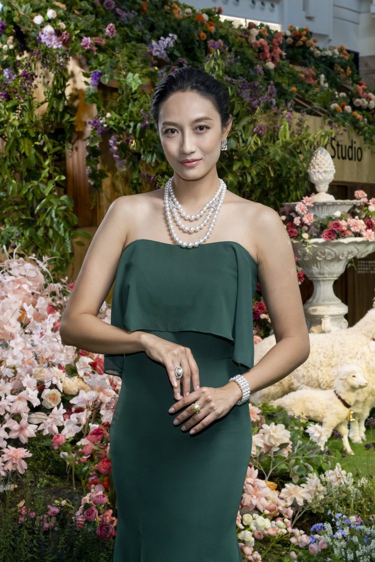 模特兒邱馨慧詮釋了MIKIMOTO五款頂級珠寶系列作品，尤其一款「頂級珠寶系列南洋珍珠花卉鑽石項鍊」更上看547萬元。圖／台北101提供