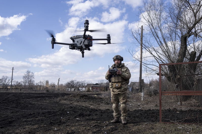 無人機成為俄烏戰爭重要利器偵蒐和打擊利器。圖為烏克蘭無人機操作員在巴赫姆特前線操作無人機。美聯社