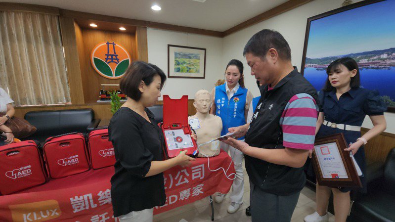 苗栗縣政府今天獲愛心人士捐贈5套AED，完成縣內國中的「缺口」。記者胡蓬生／攝影