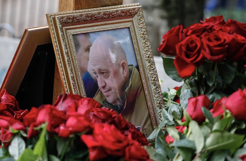 俄國傭兵組織「瓦格納集團」首腦普里格津29日下葬聖彼德堡，墓上擺出其生前相片，攝於30日。歐新社