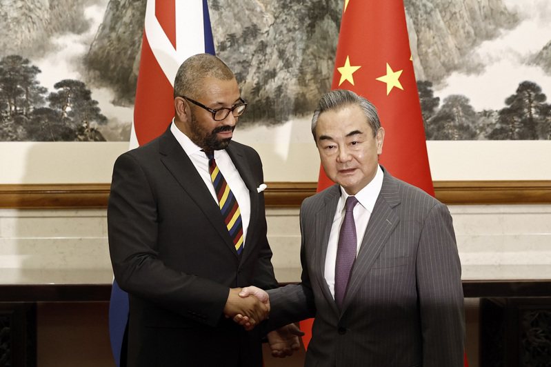 英國外相柯維立（左）30日在北京釣魚台國賓館會見中國大陸外長王毅。歐新社