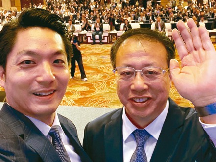 台北市長蔣萬安（左）昨主動拿出手機，跟上海市長龔正在雙城論壇會場玩起自拍。 台北市政府／提供