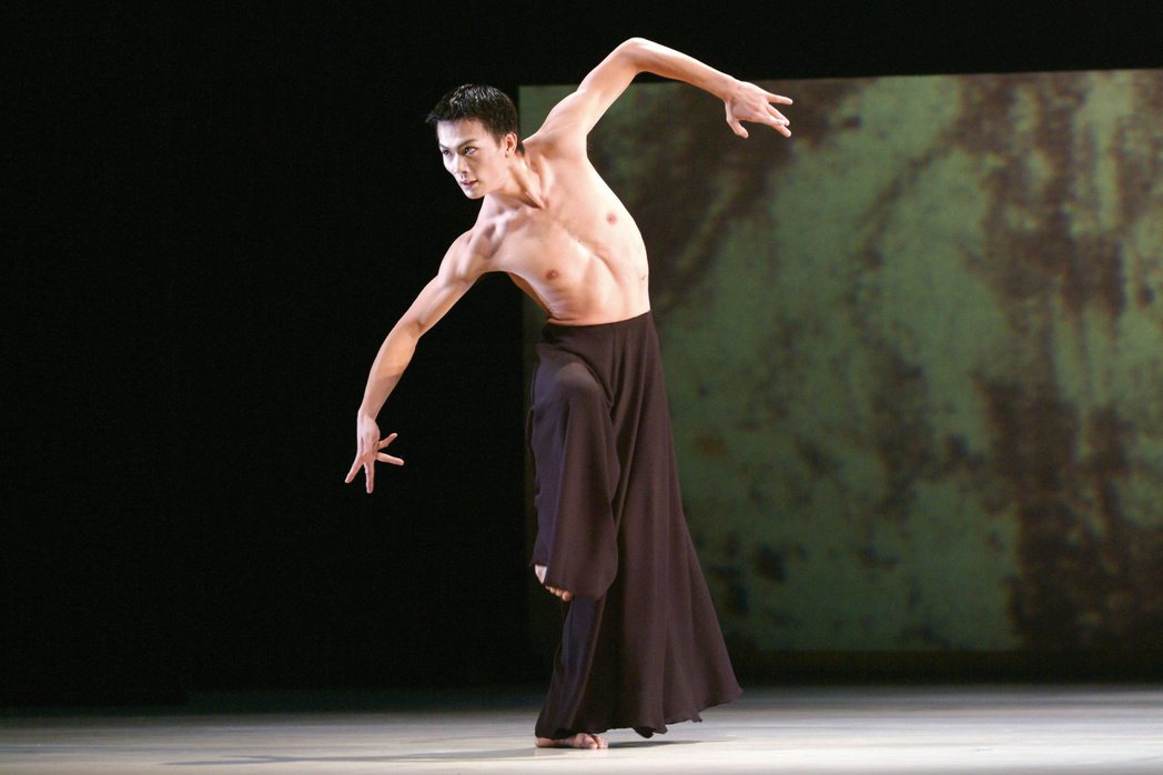 2003 年鄭宗龍演出舞作「松煙」。圖／雲門基金會提供