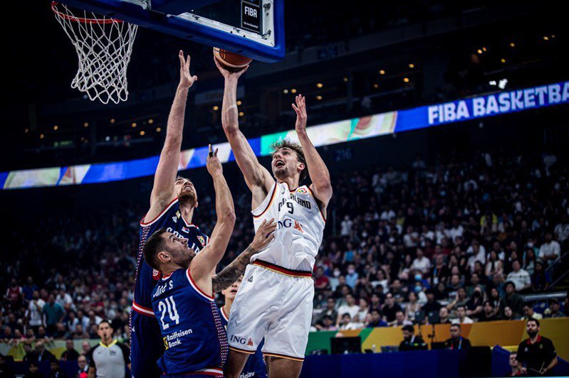 德國隊(白衣)強攻籃下。 FIBA官網