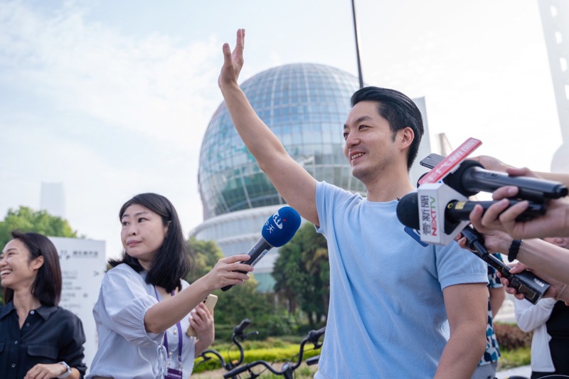台北市長蔣萬安31日到黃埔江畔與台灣青年體驗上海的共享單車。在雙城論壇表現穩健的他，會否成為變局下國民黨穩住情勢的活棋成為話題。香港中通社