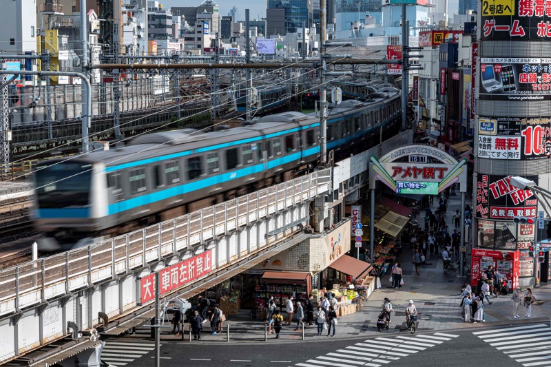 即使是日本最大的鐵路公司也明顯出現無人值守車站愈來愈多的趨勢，6間日本鐵路集團客運公司營運的4368個火車站中，近60%採無人營運。法新社