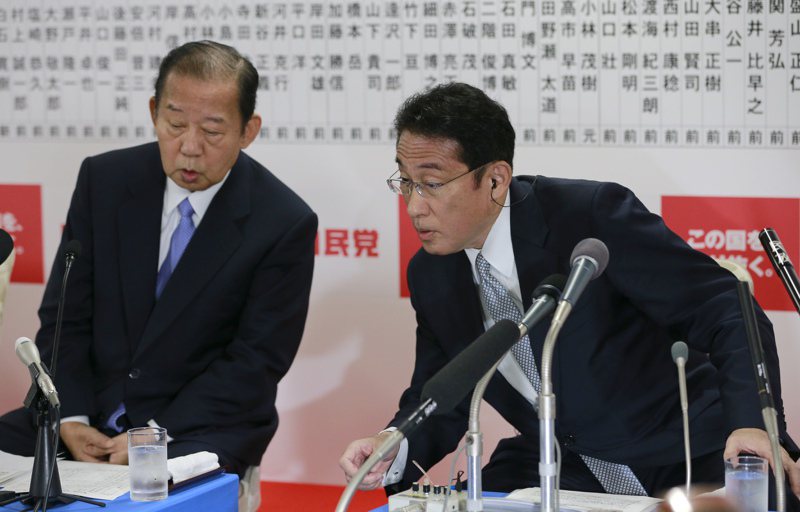 2017年10月時任自民黨政調會長的現任日本首相岸田文雄，以及該黨幹事長的二階俊博（左）。時任該黨總裁兼日相為已故的安倍晉三。美聯社
