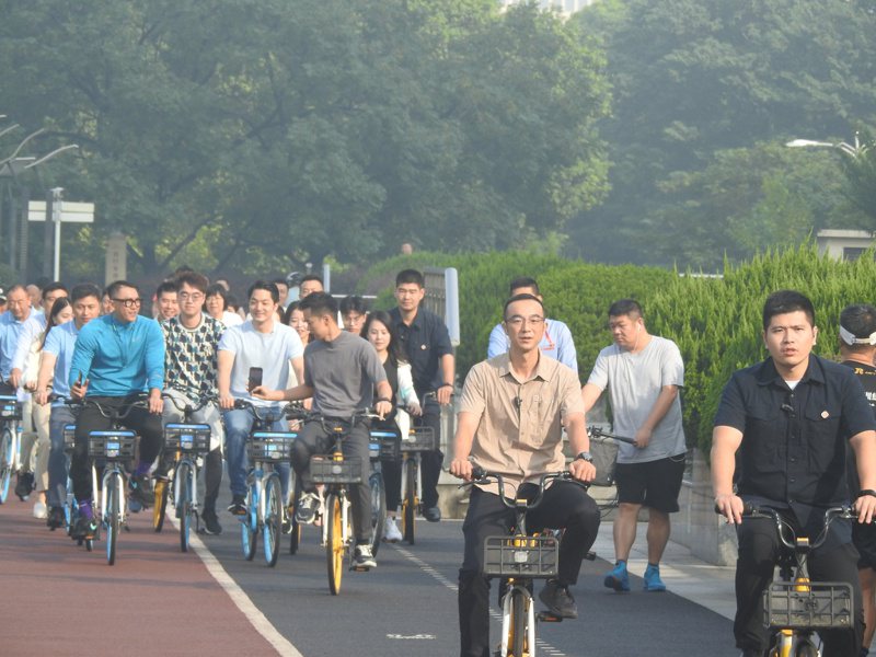 台北市長蔣萬安上海騎行初體驗，31日上午與台青一起騎著共享單車。記者林宸誼／攝影
