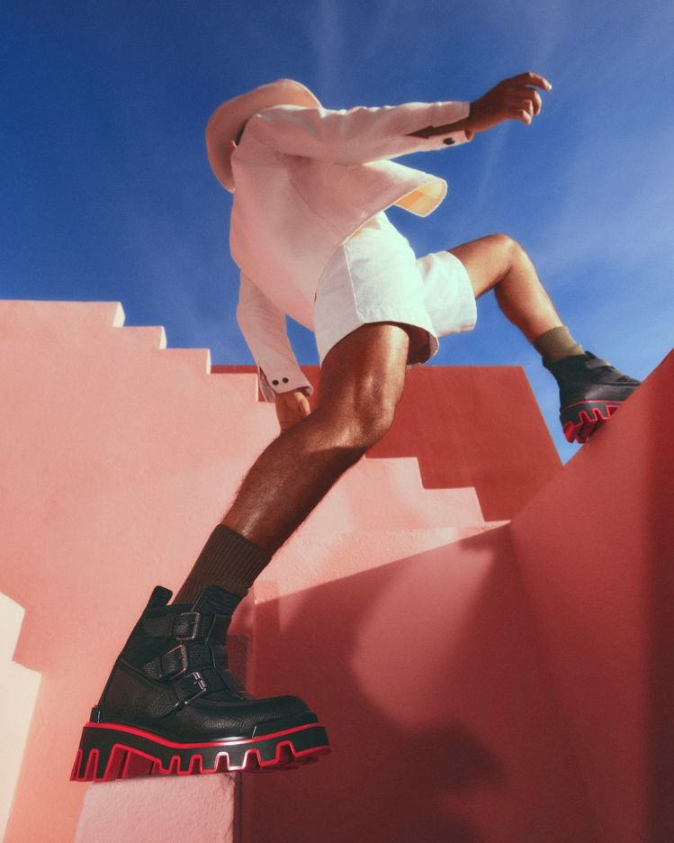 Christian Louboutian以電影沙丘為靈感，推出Dune系列的Panamic Dune綁帶皮鞋與Panaroot Dune短靴。圖／Christian Louboutin提供
